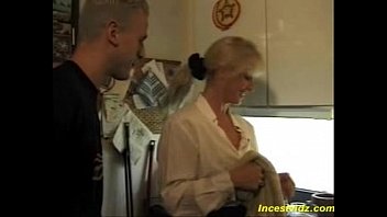 Шлюхи-медсестры томно ласкают пациента, чтобы он накончал поздоровеннее вафли в баночку
